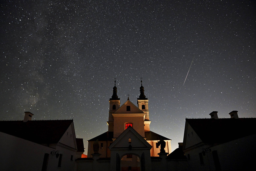 Foto: Indahnya Hujan Meteor Perseids di Polandia - kumparan.com