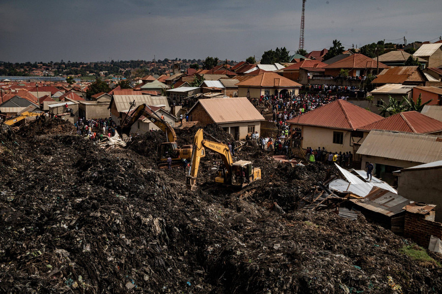 Foto: Gunung Sampah di Uganda Longsor, 21 Warga Tewas - kumparan.com