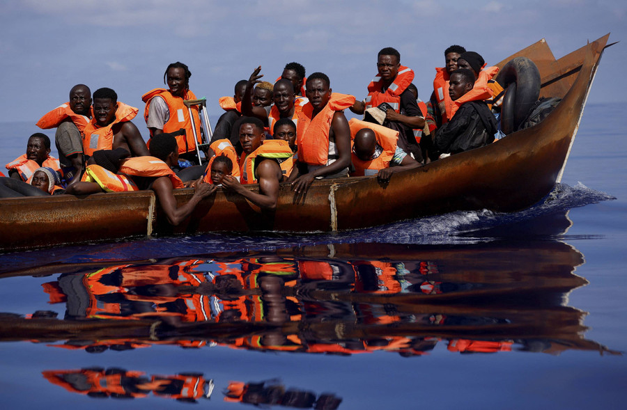 Foto: Aksi Penyelamatan Para Migran di Tengah Lautan Mediterania - kumparan.com