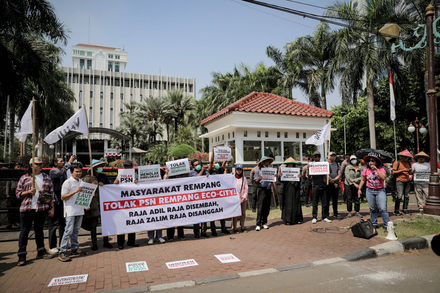 Foto: Walhi dan Warga Rempang Berunjuk Rasa di Kemenko Perekonomian - kumparan.com