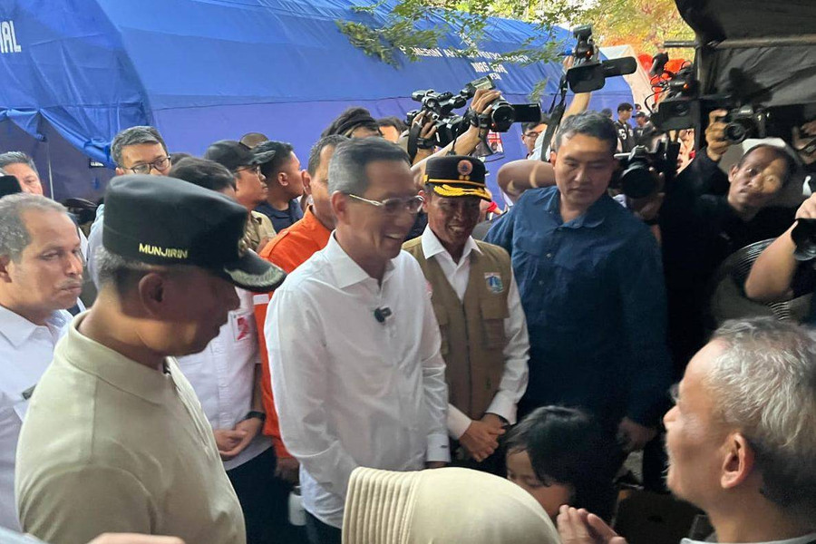 Heru Budi Tinjau Pengungsi Kebakaran di Manggarai, Dapat Keluhan soal Air Bersih - kumparan.com