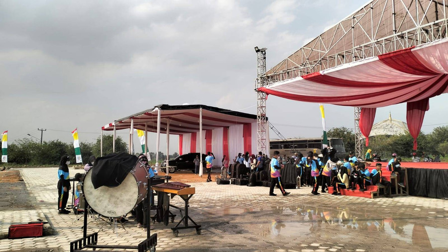 Situasi Persiapan Jelang HUT ke-79 RI di Kota Baru, Lampung, Sudah Hampir Siap - kumparan.com