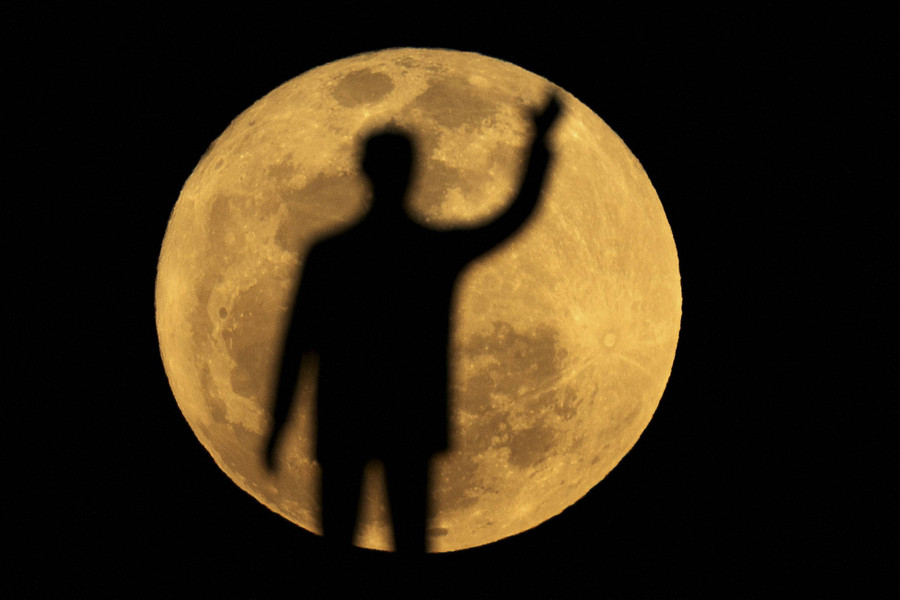 Foto: Indah dan Terangnya Supermoon 2024 dari Seluruh Penjuru Dunia - kumparan.com