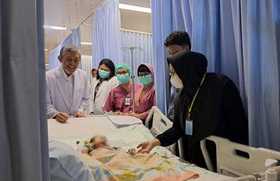 Operasi Bayi Kembar Siam Tulungagung, Satu Bertahan, Satu Lainnya Meninggal - kumparan.com