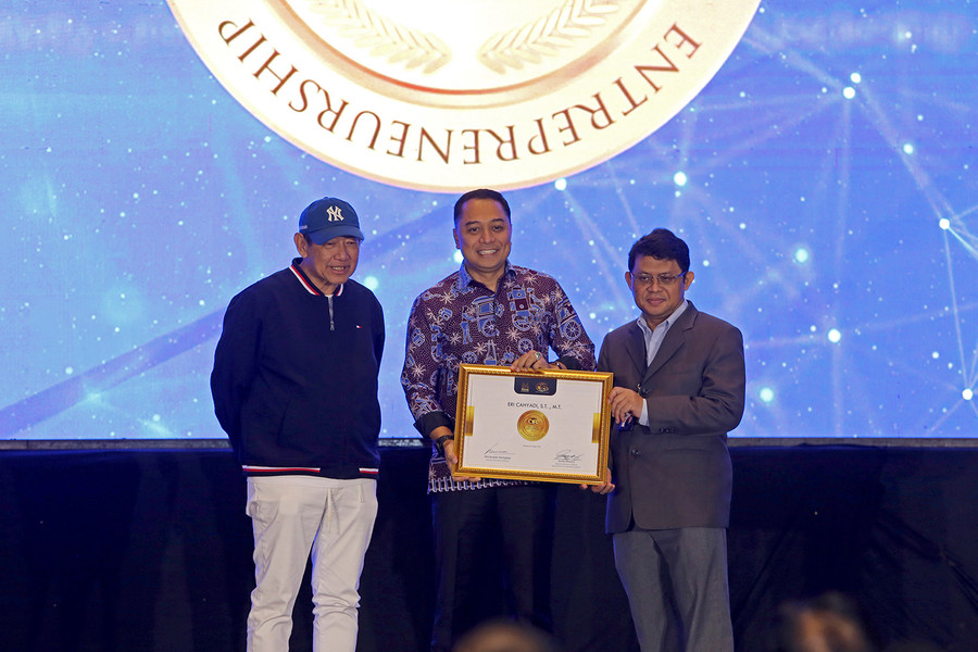 Wali Kota Surabaya Raih Penghargaan Prestisius dari MarkPlus Institute - kumparan.com