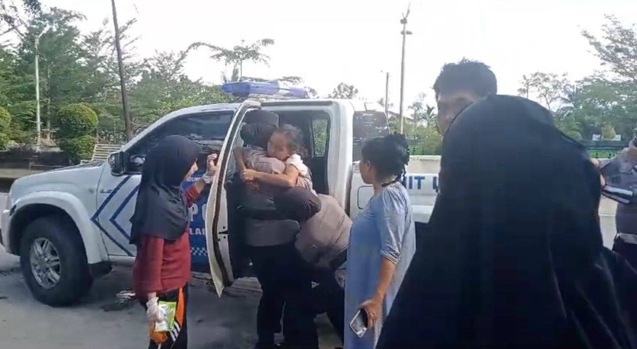 Heroik, Polwan Polres Sambas Bantu Ibu Melahirkan Saat Pengamanan Demo - kumparan.com