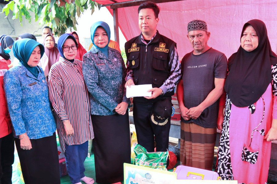 Pemprov dan PMI Kalbar Beri Bantuan untuk Korban Kebakaran di Pontianak Timur - kumparan.com