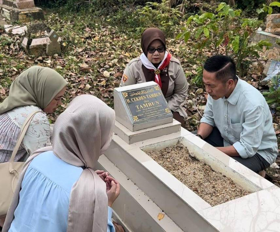 Ratu Dewa Ziarah ke Makam Keluarga Besar Sebelum Daftar ke KPU Palembang - kumparan.com