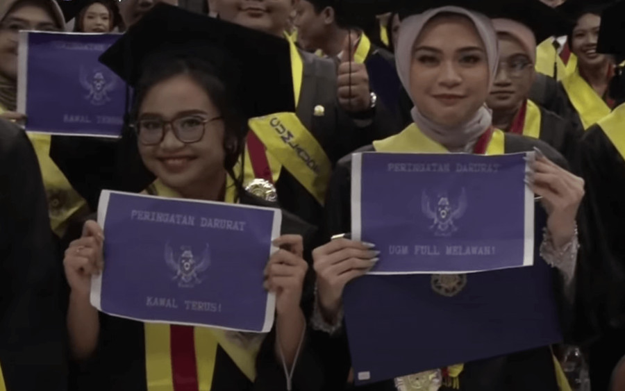 Wisuda Sarjana UGM Diwarnai Angkat Poster 
