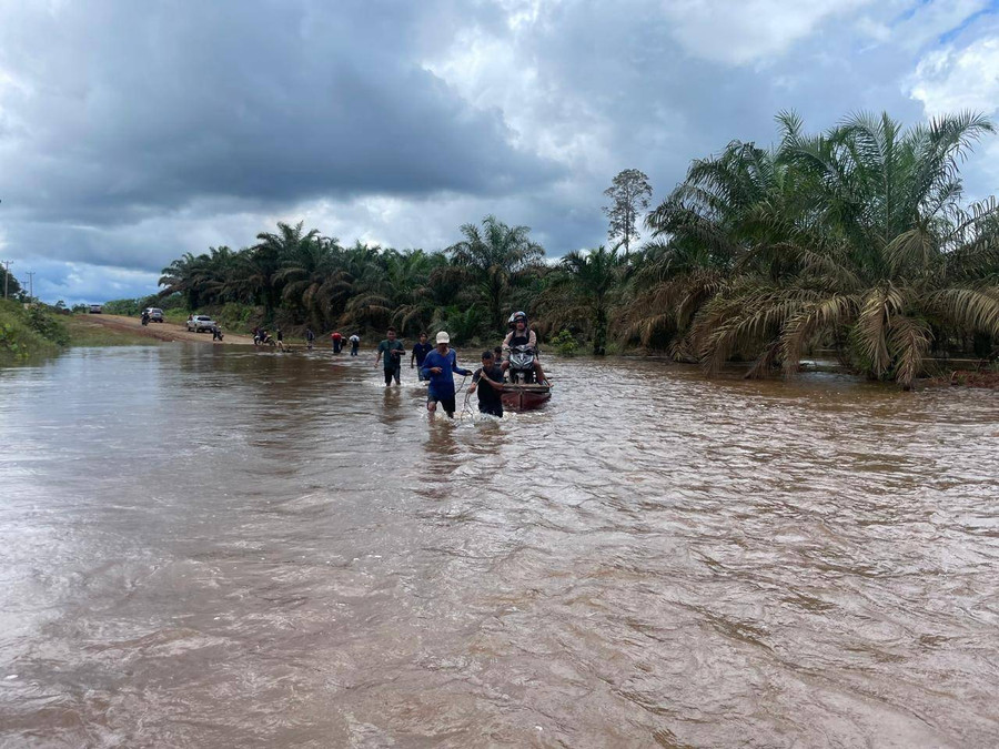 Sudah 3 Hari Banjir di Perbatasan Belum Surut, Pasokan Sembako Terhambat - kumparan.com