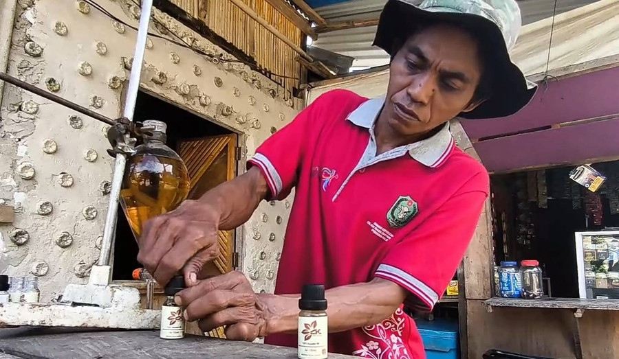 Belajar Otodidak dari YouTube, Warga Bengkayang Berhasil Bikin Minyak Atsiri - kumparan.com