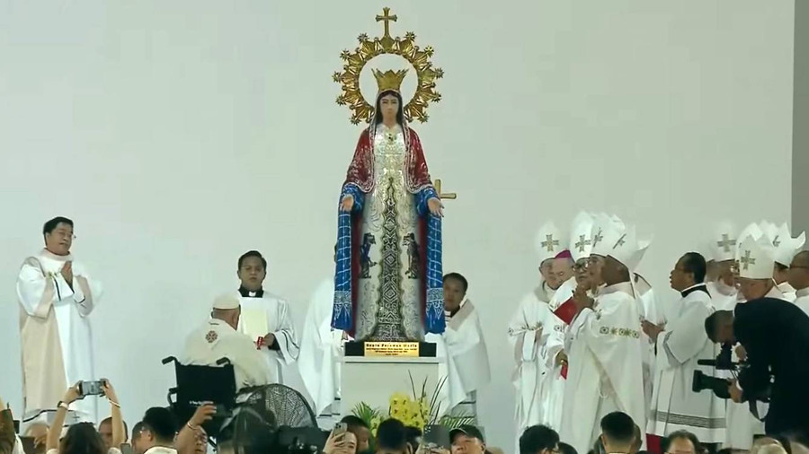 Tutup Misa Agung di GBK, Paus Berdoa di Hadapan Patung Bunda Maria Berkebaya - kumparan.com