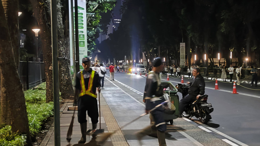 Aksi Petugas Kebersihan Sisir Sampah Usai Misa Agung Bareng Paus di GBK - kumparan.com