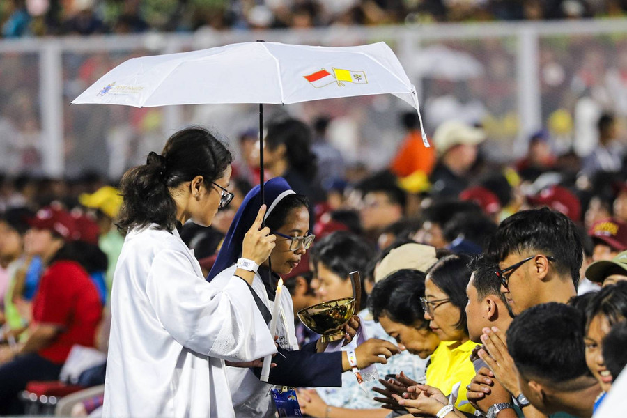 Foto: Khidmat Misa Agung di Stadion Madya - kumparan.com