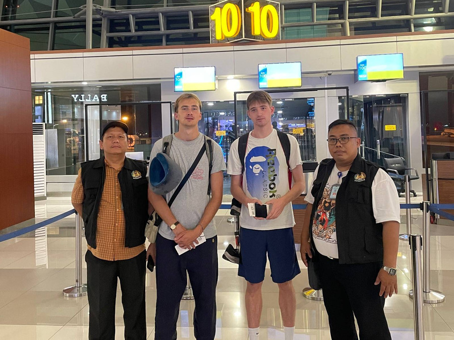 2 WN Inggris yang Ikut Demo Ojol-Kurir di Patung Kuda Dideportasi - kumparan.com