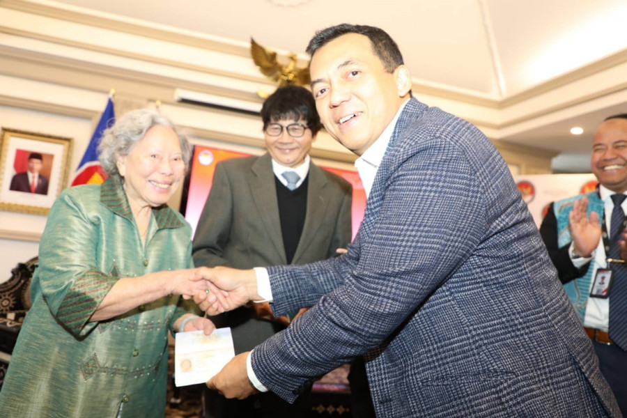 WNI Usia 93 Tahun ini yang Pertama yang Nikmati Layanan e-Paspor di Australia - kumparan.com