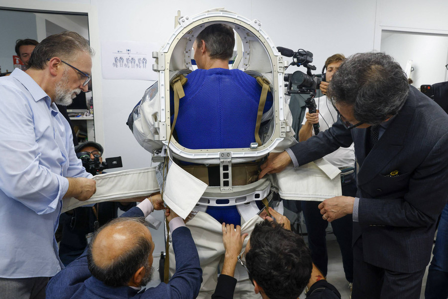 Foto: Melihat Kostum Baru Astronaut LUNA Rancangan Desainer Paris Ternama - kumparan.com
