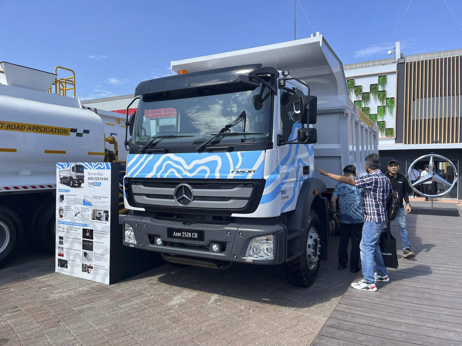 Foto: DCVI Pajang 4 Truk Mercedes-Benz di Mining Indonesia 2024 - kumparan.com