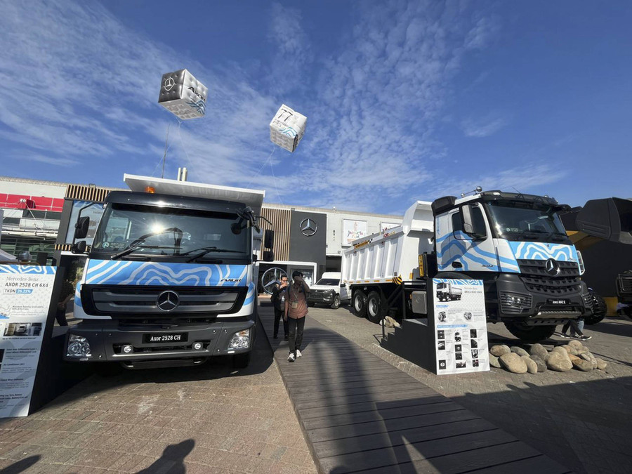 Melihat Truk Tambang dan Layanan Purnajual Daimler di Mining Indonesia 2024 - kumparan.com