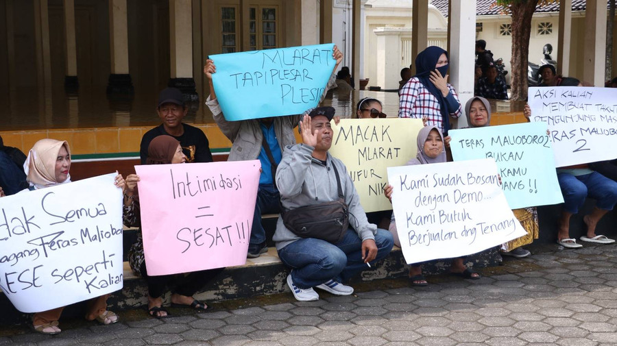 Sejumlah PKL Demo di Kantor Gubernur DIY, Dukung Relokasi Teras Malioboro 2 - kumparan.com