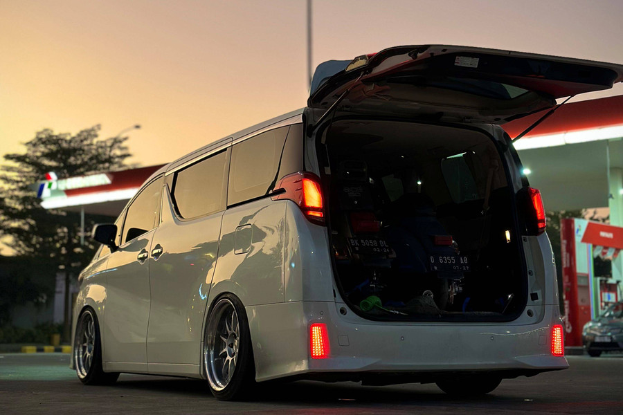 Foto: Unik, Layanan Towing Sepeda Motor Pakai Toyota Alphard - kumparan.com