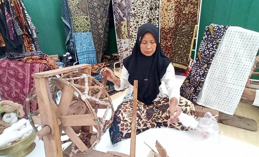 Kisah Warni Asal Tuban, Pemintal Benang yang Bertahan dengan Upah Rp 25 Ribu - kumparan.com