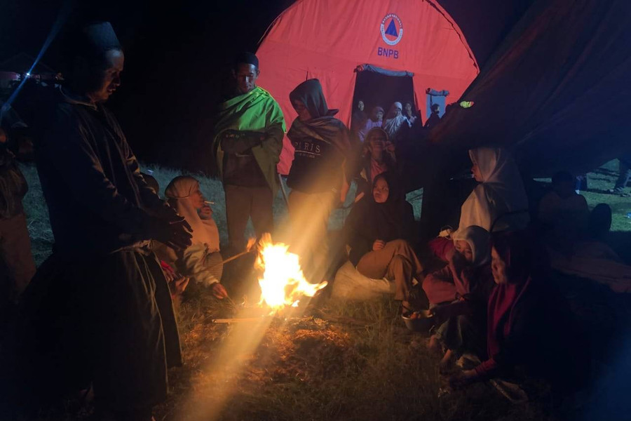 Kala Korban Gempa Kab Bandung Bergumul dengan Dingin di Tenda Pengungsian - kumparan.com