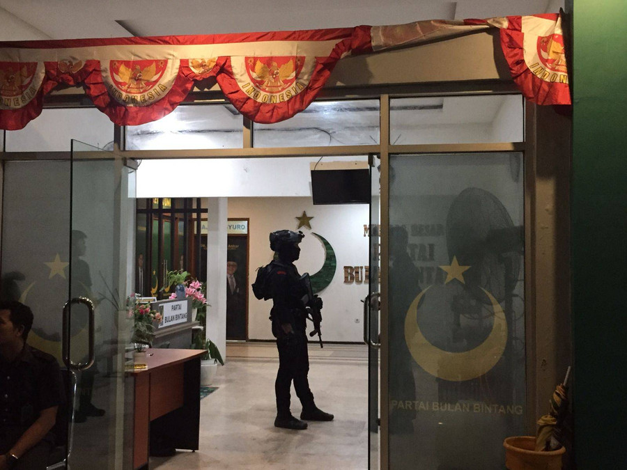 Sejumlah Anggota Gegana Meluncur ke DPP PBB di Pasar Minggu - kumparan.com