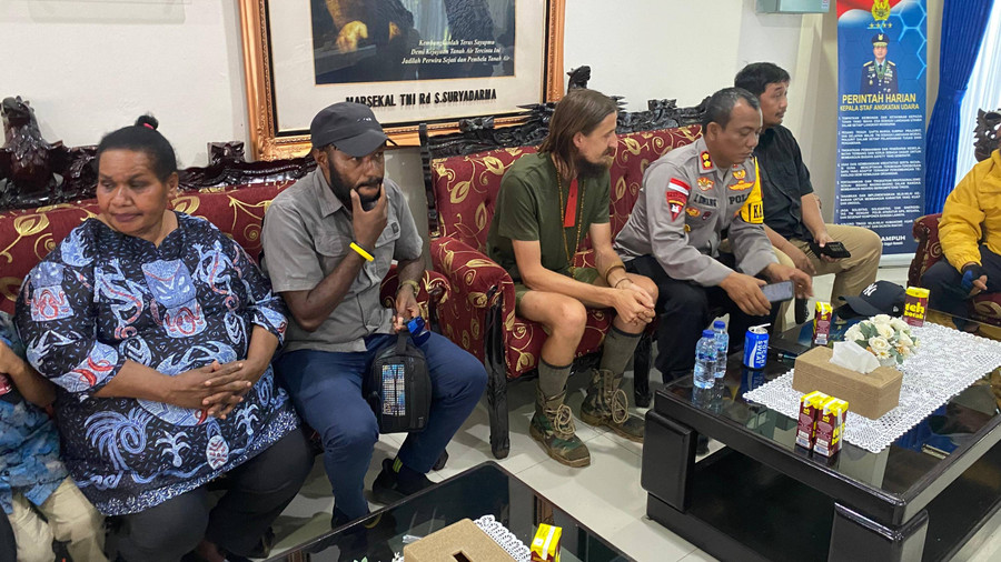 Pilot Susi Air Bebas: Dijemput Pakai Helikopter di Kampung Yuguru Nduga - kumparan.com