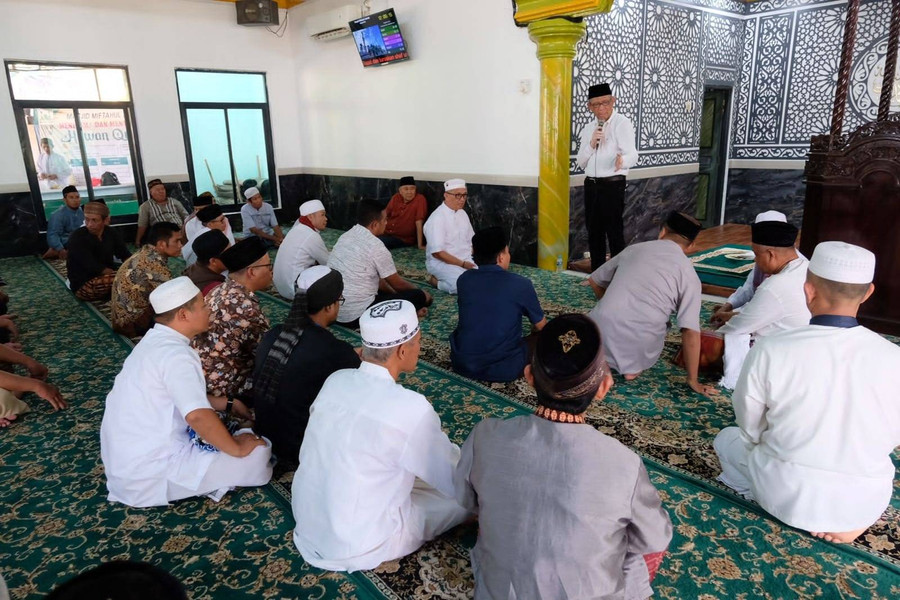 Midji Beri Tausiah di Masjid Miftahul Jannah Melawi, Serahkan Bantuan Sajadah - kumparan.com
