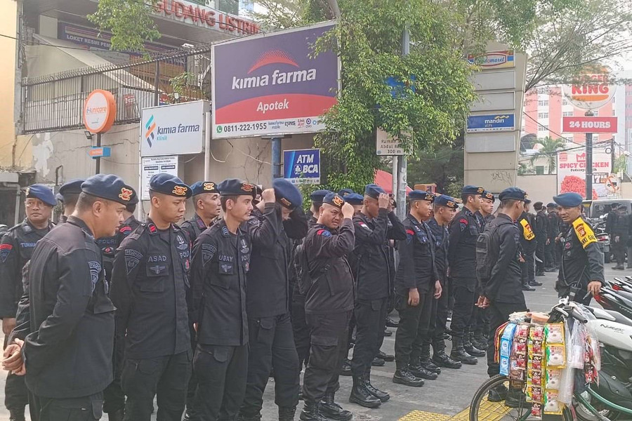 Jelang Penetapan Paslon, Brimob-Gegana Disiagakan di Depan Kantor KPU Jakarta - kumparan.com
