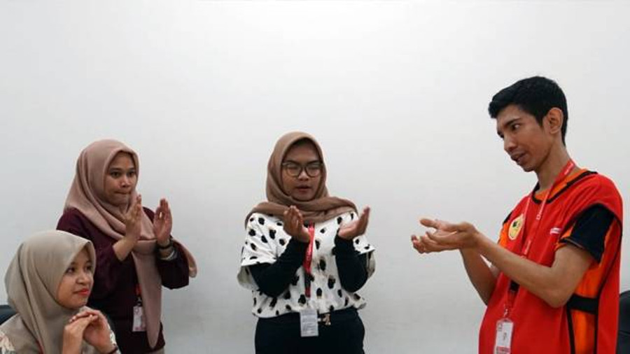 Alfamidi Beri Pelatihan Penggunaan Bahasa Isyarat untuk Karyawan - kumparan.com