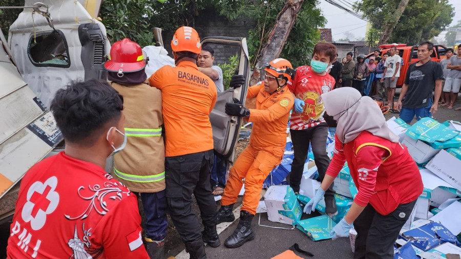 Mobil Boks Tabrak Pohon di Gunungkidul, Satu Orang Tewas Terjepit