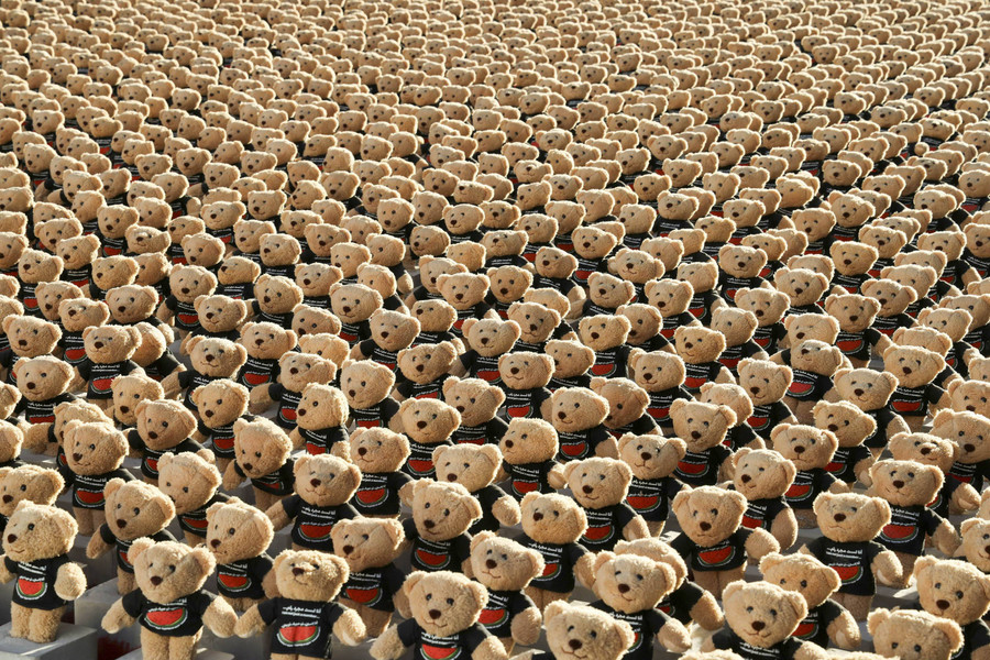 Foto: Seniman di Qatar Pajang 15 Ribu Boneka Beruang Untuk Bantu Anak Gaza - kumparan.com