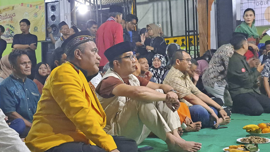 Saat RK Berpantun-Berjoget di Sanggar Budaya Betawi Oplet Robet Jaktim - kumparan.com