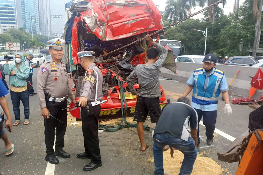 Dua Truk Kecelakaan di Tol Dalam Kota: Satu Sopir Tewas, Sopir Lainnya Kabur - kumparan.com