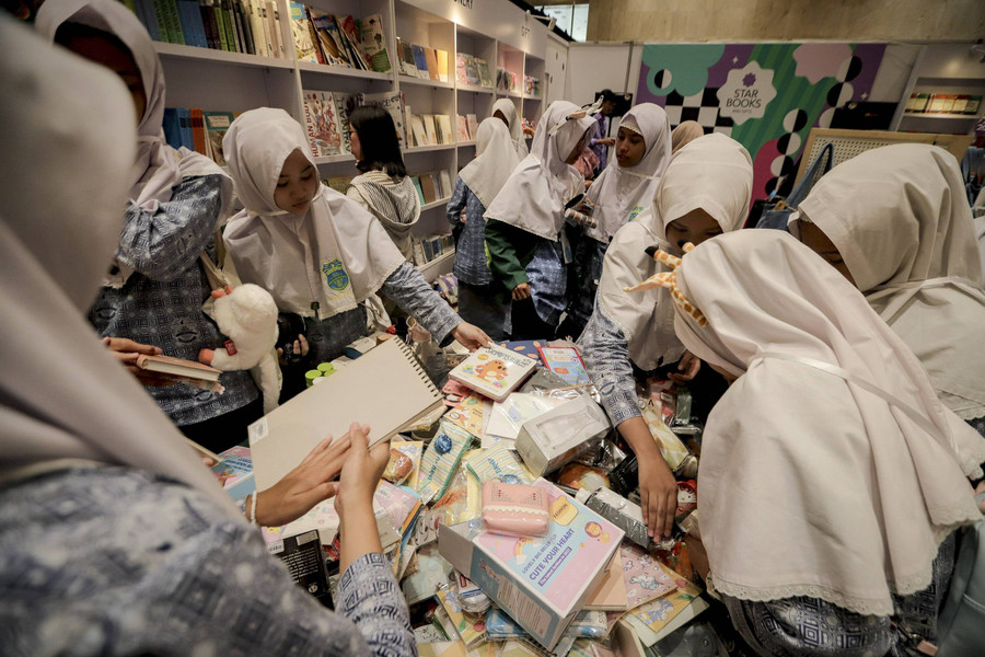 Foto: Antusias Pengunjung di Indonesia International Book Fair 2024 - kumparan.com