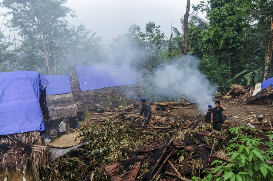 Foto: Tujuh Rumah Suku Badui Rusak di Hantam Angin Puting Beliung - kumparan.com