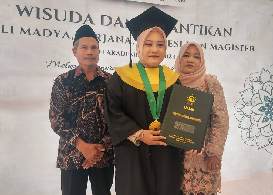 Kisah Ella, Anak Penjual Nasi yang Lulus Kuliah dengan Cumlaude - kumparan.com