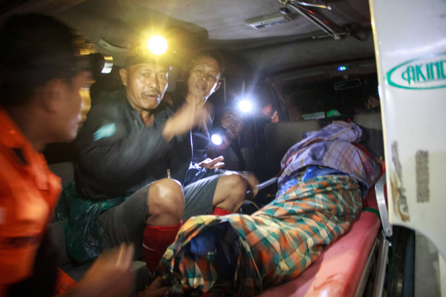 Foto: Evakuasi Korban Longsor Tambang Emas Ilegal di Solok - kumparan.com