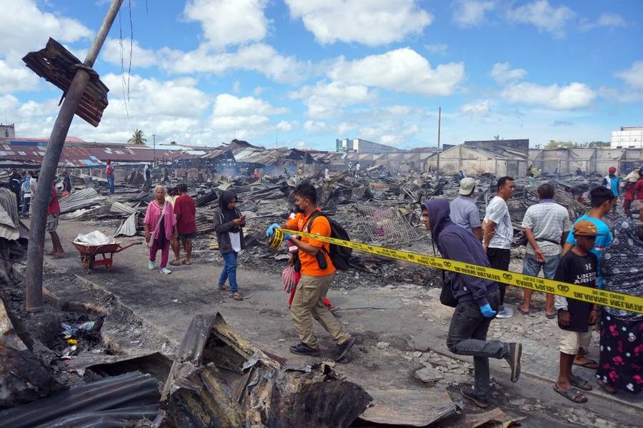 Foto: Yang Tersisa Usai Kebakaran Hebat Pasar Remu di Kota Sorong - kumparan.com