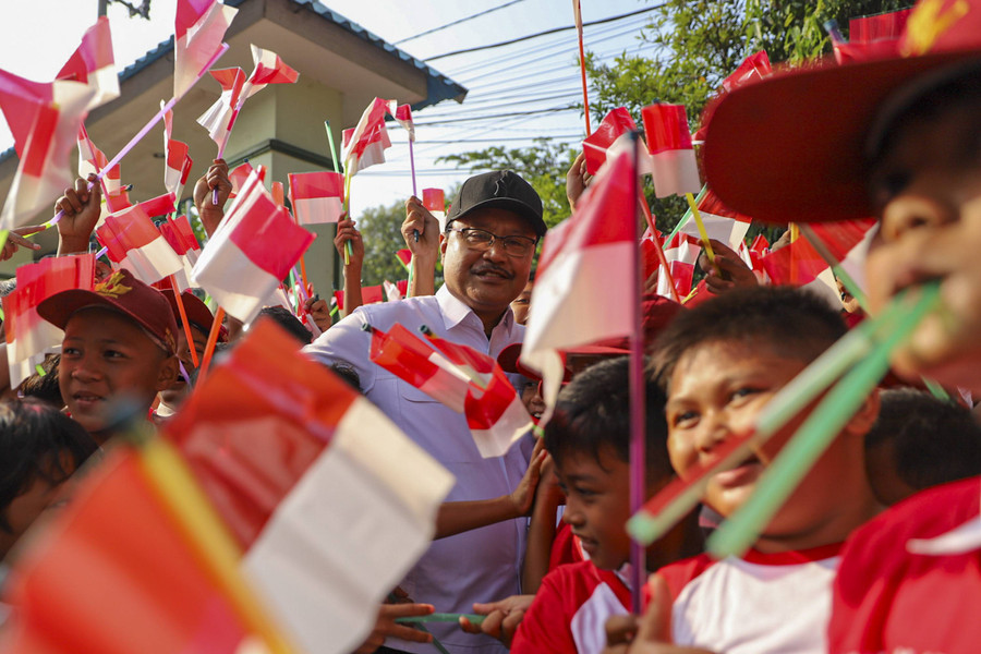 Foto: Gus Ipul Berikan Bantuan ke Warga Bantar Gebang Bekasi - kumparan.com