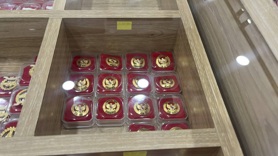 Baleg: Pin Penghargaan Anggota DPR Bukan dari Emas, Beli di Toko Suvenir - kumparan.com