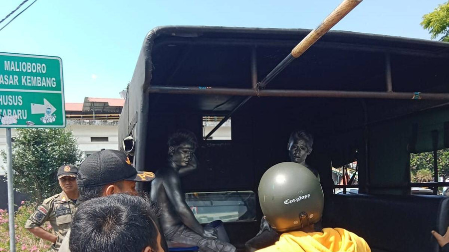 Satpol PP Yogya: Warga Gampang Beri Uang, Penghasilan Manusia Silver Lebihi ASN - kumparan.com