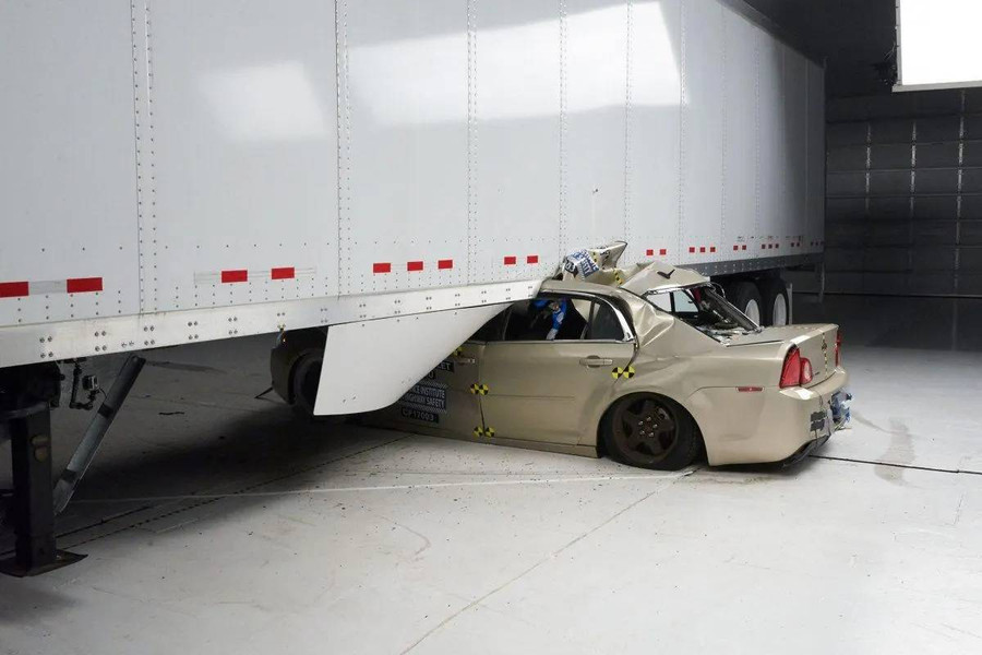 Simulasi di AS Buktikan Perisai Kolong Truk Selamatkan Pengemudi Mobil