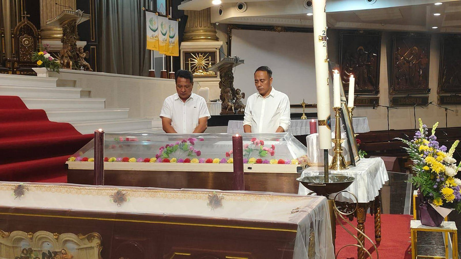 Krisantus Beri Penghormatan Terakhir untuk Uskup Agung di Katedral Pontianak - kumparan.com