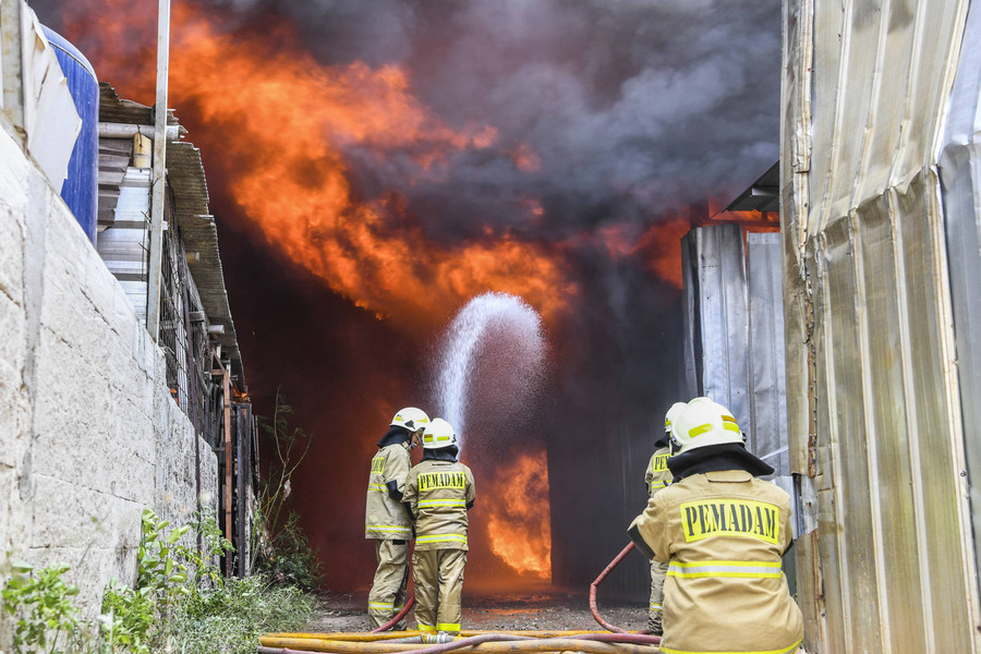 Foto: 100 Petugas Damkar Padamkan Kebakaran di Kawasan Kalideres - kumparan.com
