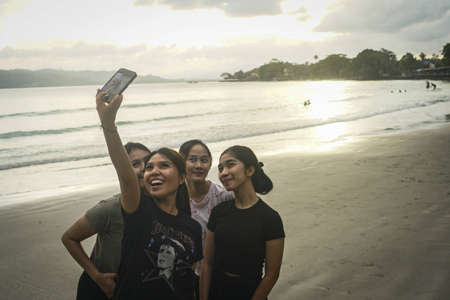 Foto: Menikmati Pantai Natsepa Jelang Matahari Terbenam di Ambon - kumparan.com