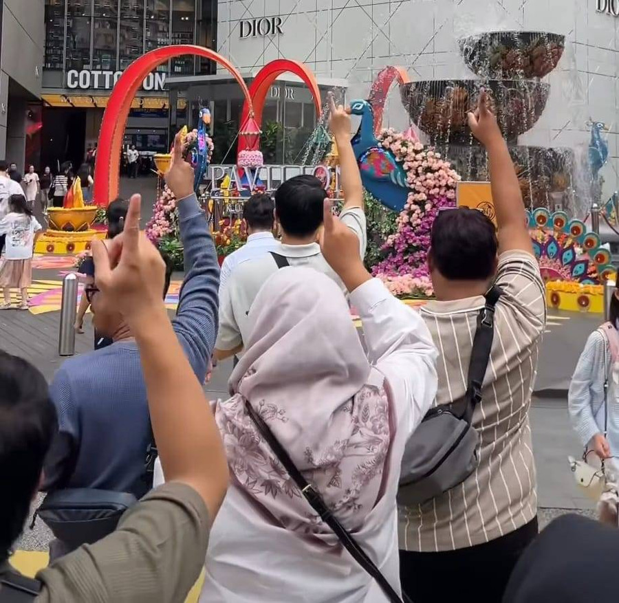 Ramai Pose 1 Jari dan Tagar #LanjotAgik di Akun Instagram Influencer Pontianak - kumparan.com