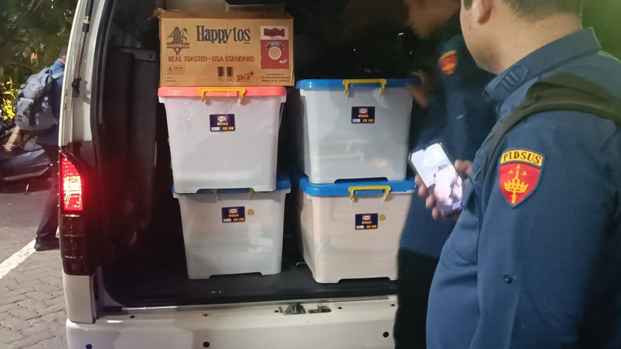 Penyidik Kejagung Bawa 4 Boks dan 2 Kardus Usai Geledah KLHK Terkait Kasus Sawit - kumparan.com